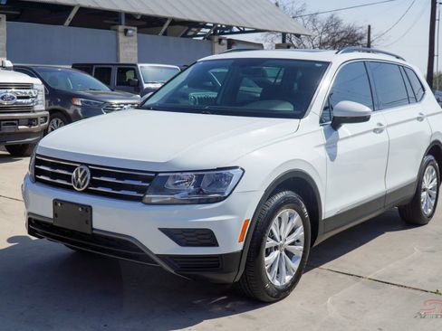 Used 2018 Volkswagen Tiguan SE w/ Panoramic Sunroof Package image 3