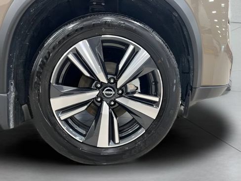 Used 2025 Nissan Rogue SL AWD/4WD image 24