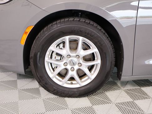 Used 2022 Chrysler Pacifica Touring-L FWD image 17