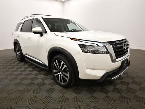 Used 2024 Nissan Pathfinder Platinum w/ Lighting Package (N93) AWD/4WD image 10