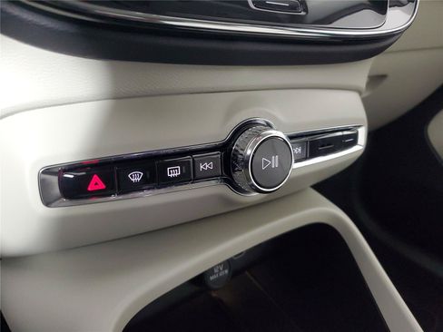 Certified 2026 Volvo XC40 B5 Plus AWD/4WD image 30