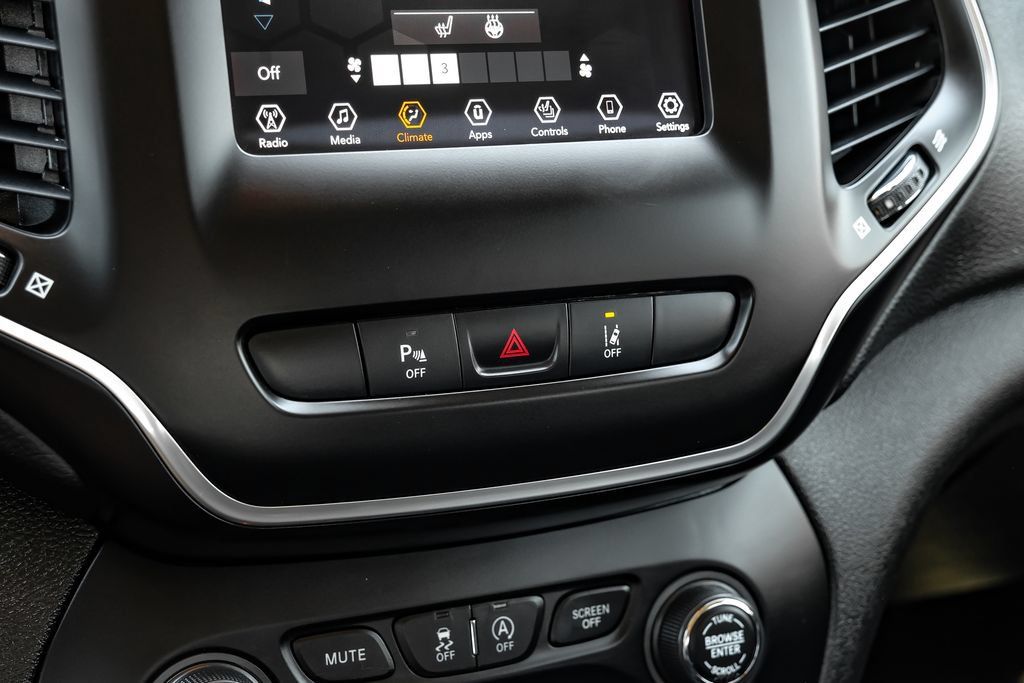 Used 2021 Jeep Cherokee Latitude Plus FWD image 23