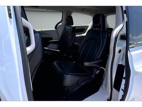 Used 2024 Chrysler Pacifica Touring-L FWD image 34