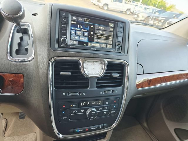 Used 2015 Chrysler Town & Country Touring FWD image 23