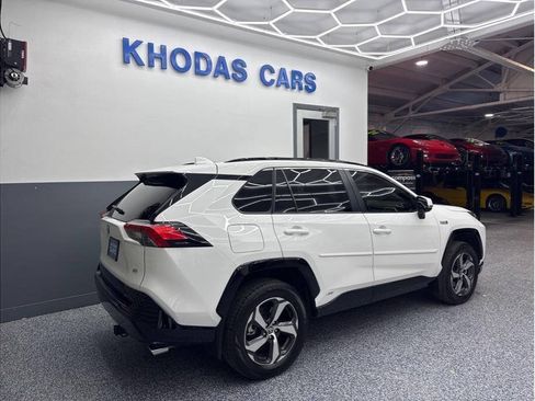 Used 2022 Toyota RAV4 SE w/ Weather & Moonroof Package AWD/4WD image 9