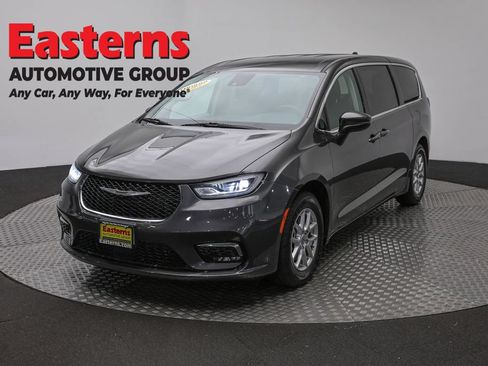 Used 2023 Chrysler Pacifica Touring-L FWD image 1