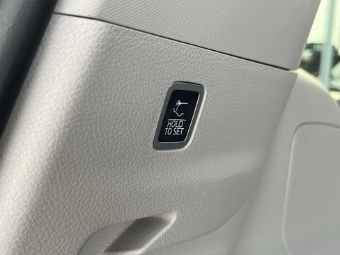 Used 2023 Jeep Wagoneer L Series III w/ Premium Group I AWD/4WD image 8