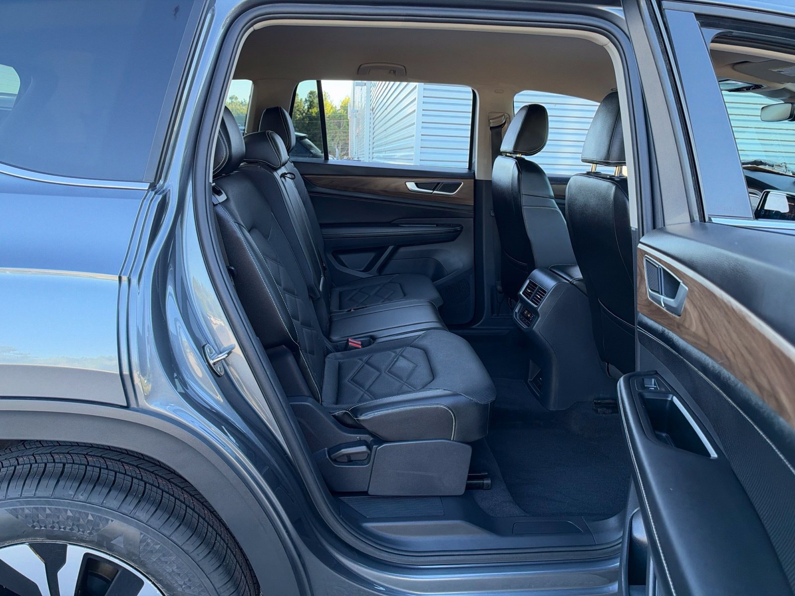 Certified 2024 Volkswagen Atlas SE FWD image 32