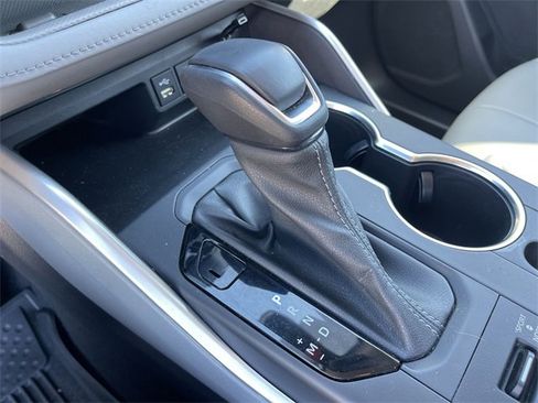 Used 2022 Toyota Highlander XLE image 19