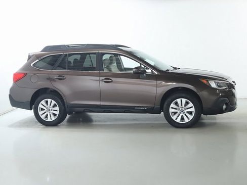 Used 2019 Subaru Outback 2.5i Premium image 11