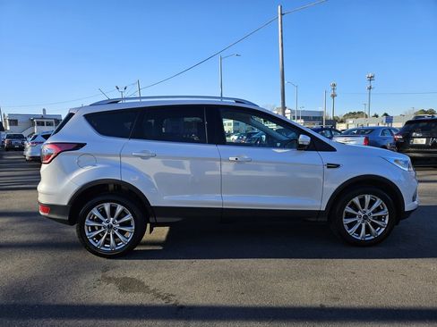 Used 2017 Ford Escape Titanium image 4