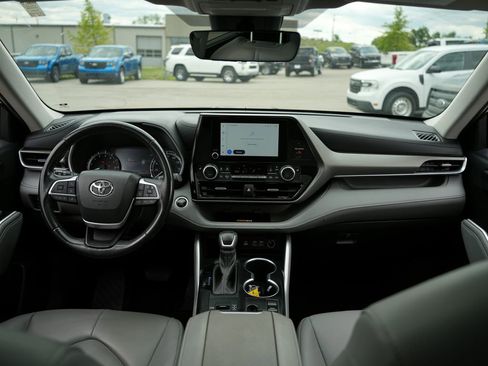 Used 2024 Toyota Highlander XLE FWD image 10