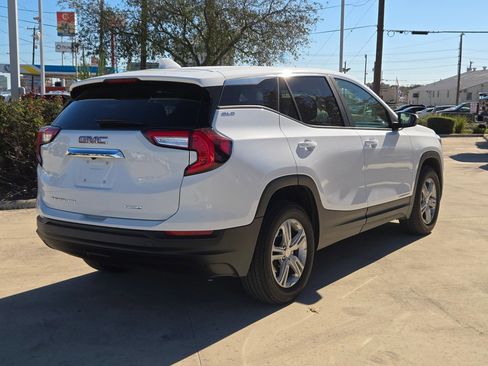 Used 2024 GMC Terrain SLE image 3