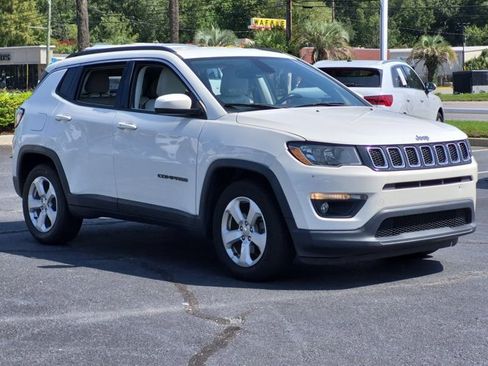 Used 2019 Jeep Compass Latitude FWD image 3