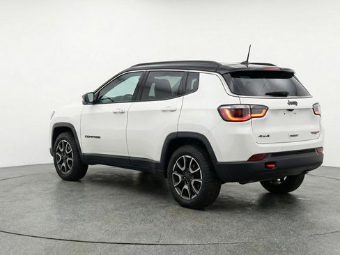 Used 2025 Jeep Compass Trailhawk AWD/4WD image 6