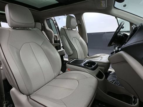 Used 2020 Chrysler Pacifica Limited FWD image 51