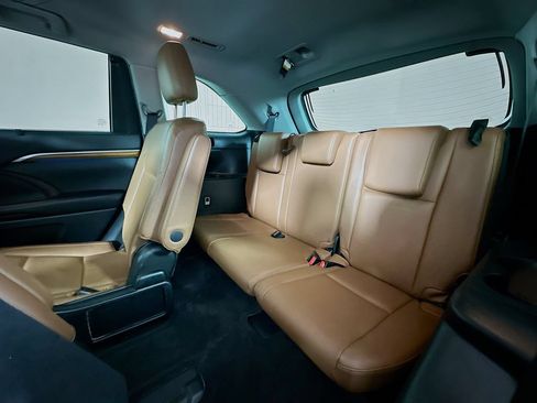 Used 2019 Toyota Highlander Limited FWD image 28