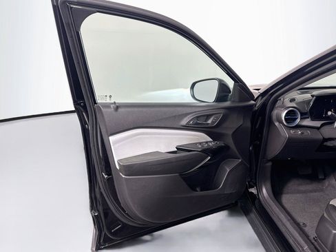 Used 2025 Chevrolet Trax LT FWD image 9