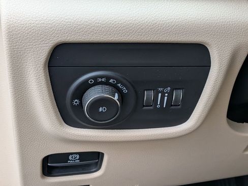 Used 2022 Jeep Grand Cherokee Limited AWD/4WD image 16