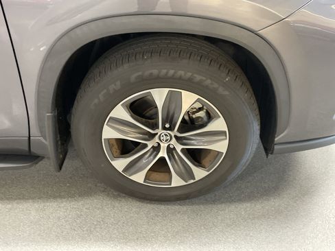 Used 2024 Toyota Highlander XLE image 6