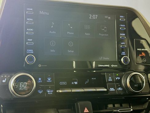 Used 2020 Toyota Highlander XLE AWD/4WD image 16