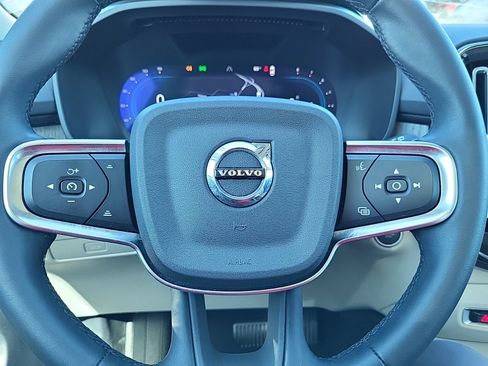Used 2023 Volvo XC40 B5 Plus image 17