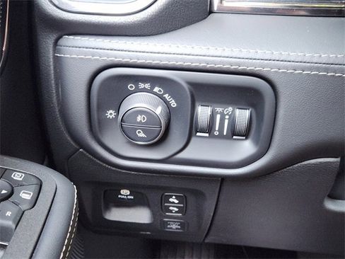 Used 2025 RAM 1500 Limited w/ Trailer Tow Group image 23