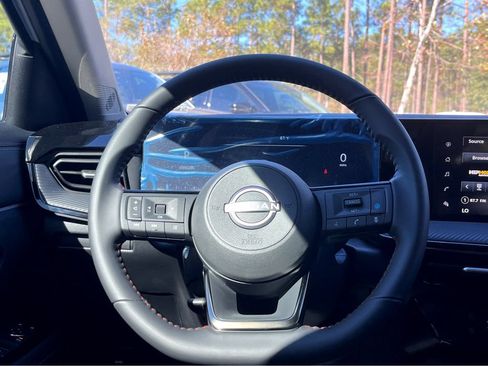 Used 2025 Nissan Kicks SR FWD image 12