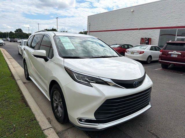 Certified 2021 Toyota Sienna XLE FWD image 1