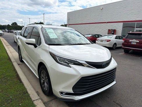 Certified 2021 Toyota Sienna XLE FWD image 1
