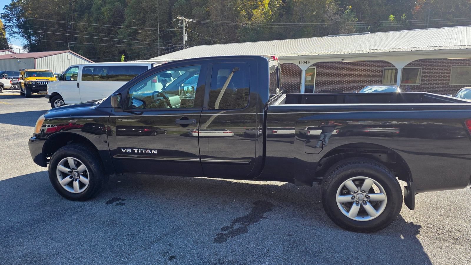 Used 2012 Nissan Titan SV w/ SV Value Truck Pkg AWD/4WD image 4
