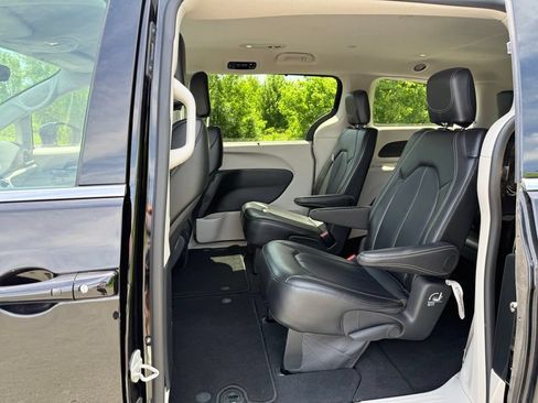 Used 2024 Chrysler Pacifica Touring-L FWD image 20
