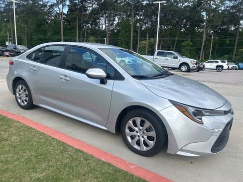 Used 2024 Toyota Corolla LE image 2