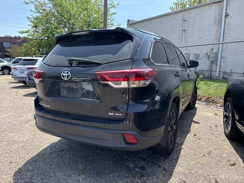 Used 2019 Toyota Highlander SE w/ Carpet Mat Package (TMS) AWD/4WD image 5