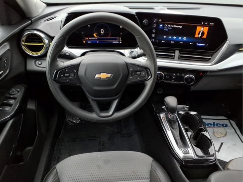 Used 2025 Chevrolet Trax LT FWD image 9