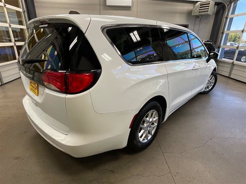 Used 2023 Chrysler Voyager LX FWD image 5