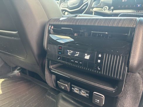 Used 2022 Jeep Wagoneer Series III AWD/4WD image 28