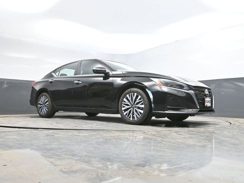Used 2025 Nissan Altima 2.5 SV FWD image 31