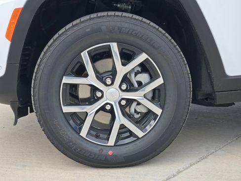 New 2025 Jeep Grand Cherokee Limited w/ Luxury Tech Group II image 10