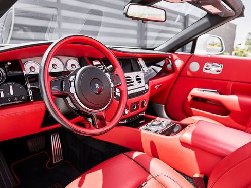 Used 2018 Rolls-Royce Dawn RWD image 2