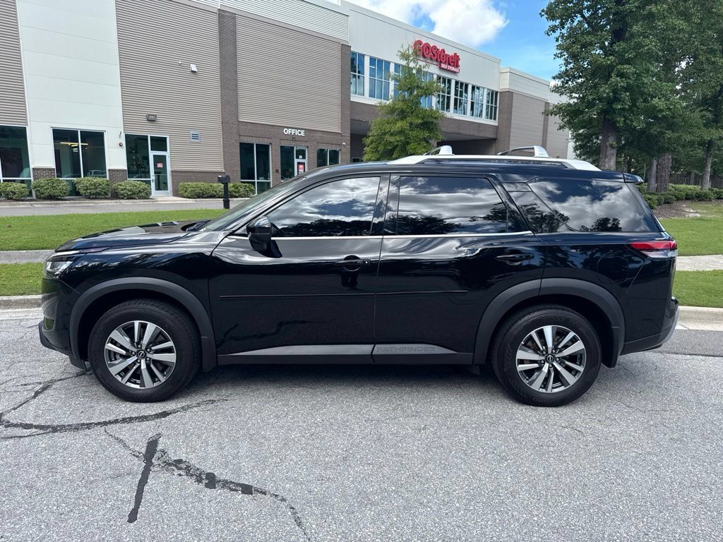 Used 2023 Nissan Pathfinder SL AWD/4WD image 2