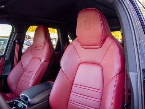 Used 2022 Porsche Cayenne Platinum Edition image 12