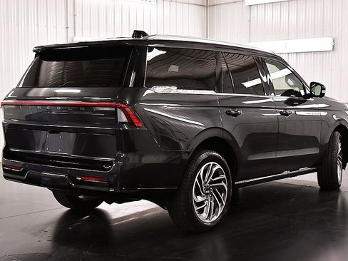 Used 2025 Lincoln Navigator Reserve AWD/4WD image 7