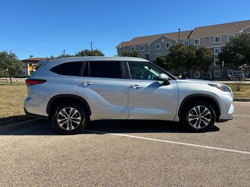 Used 2023 Toyota Highlander XLE image 5