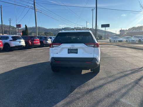 Used 2021 Toyota RAV4 LE image 4