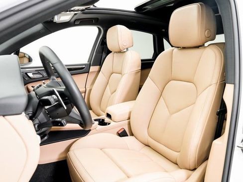 Certified 2025 Porsche Macan image 5