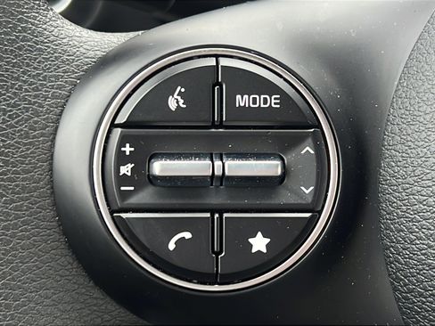 Certified 2025 Kia Soul LX w/ LX Technology Package FWD image 18