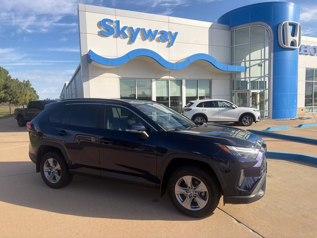 Used 2022 Toyota RAV4 XLE w/ Convenience Package FWD image 1