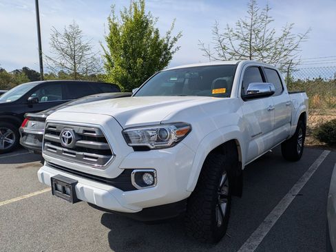 Used 2016 Toyota Tacoma Limited w/ Towing Package image 4