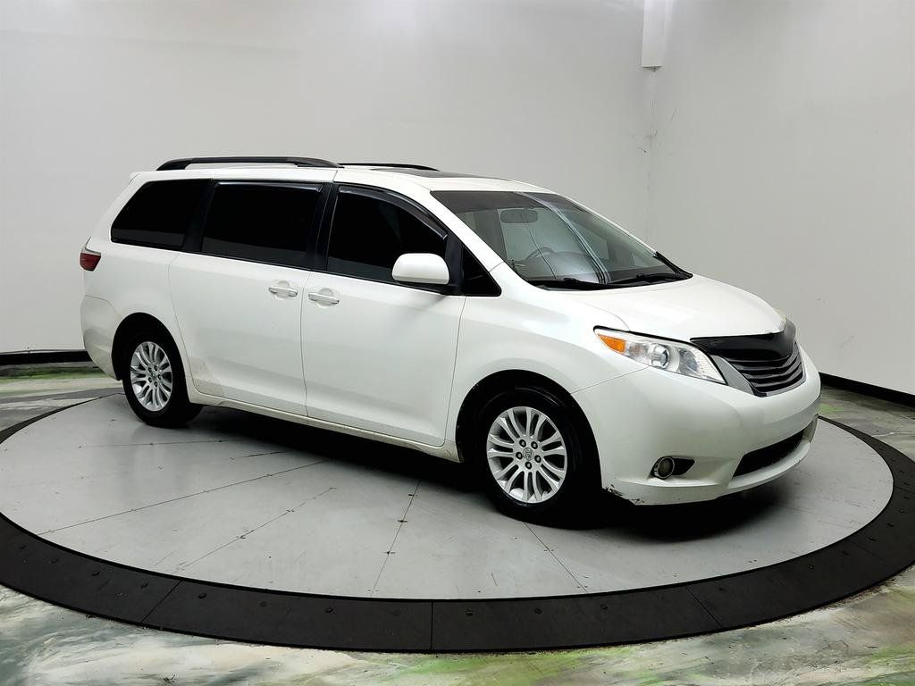 Used 2015 Toyota Sienna XLE FWD image 3